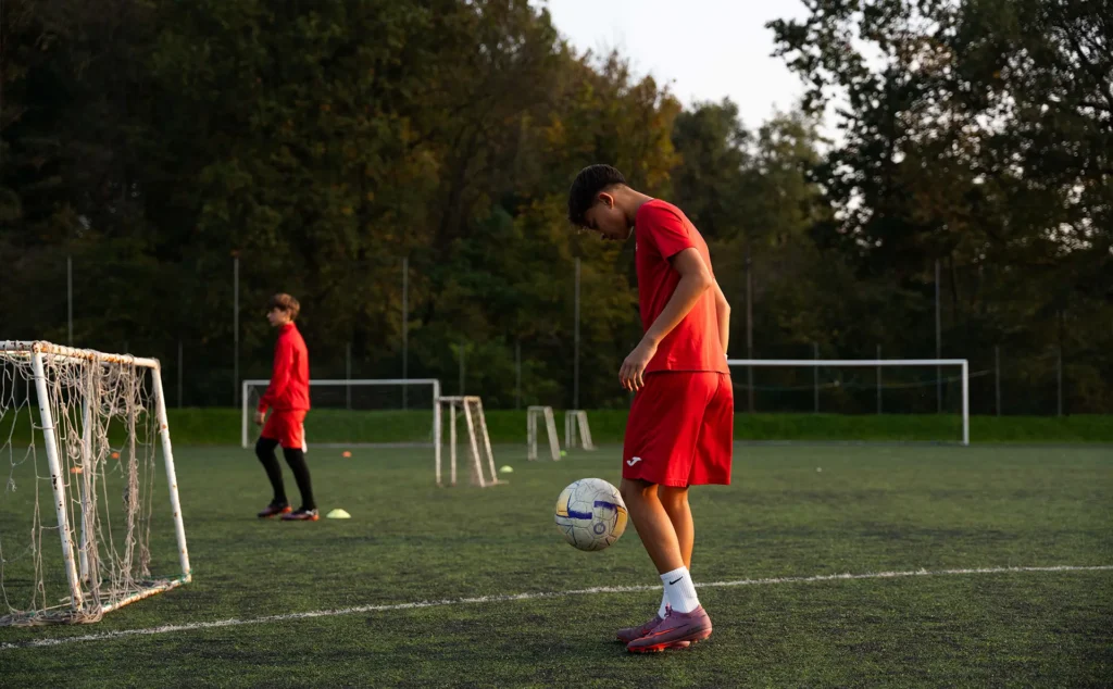 Ragazzo del US Bosto Calcio impegnato in una sessione di allenamento di calcio