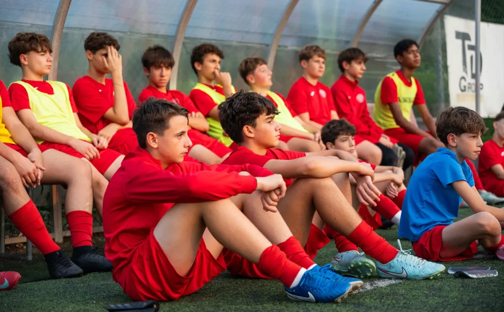 Momento di confronto tra allenatore e squadra di US Bosto Calcio