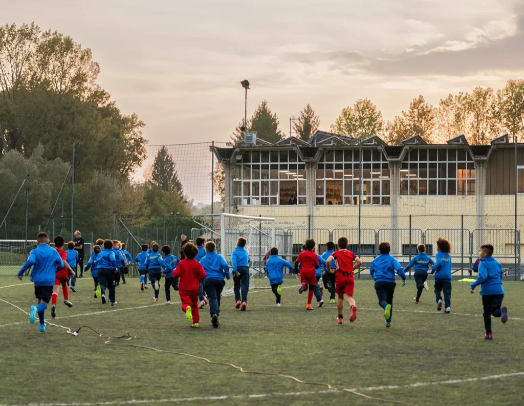 Squadra di ragazzi che corrono insieme