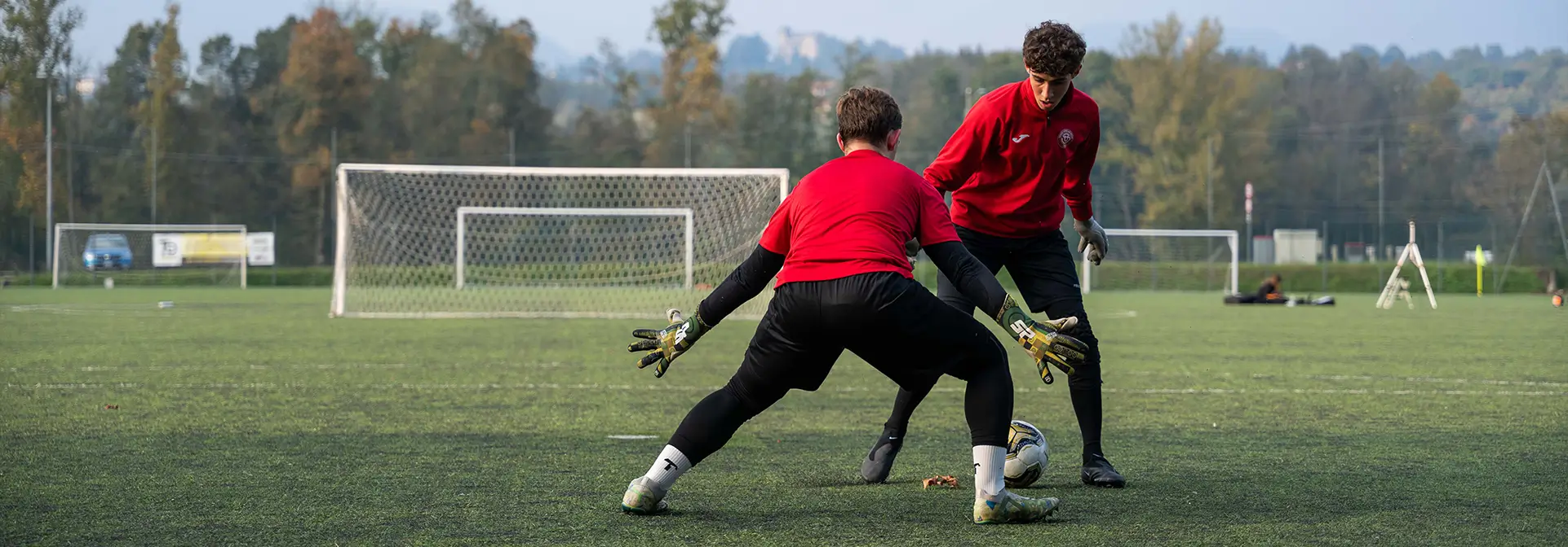 Due ragazzi che giocano a calcio - US Bosto Calcio