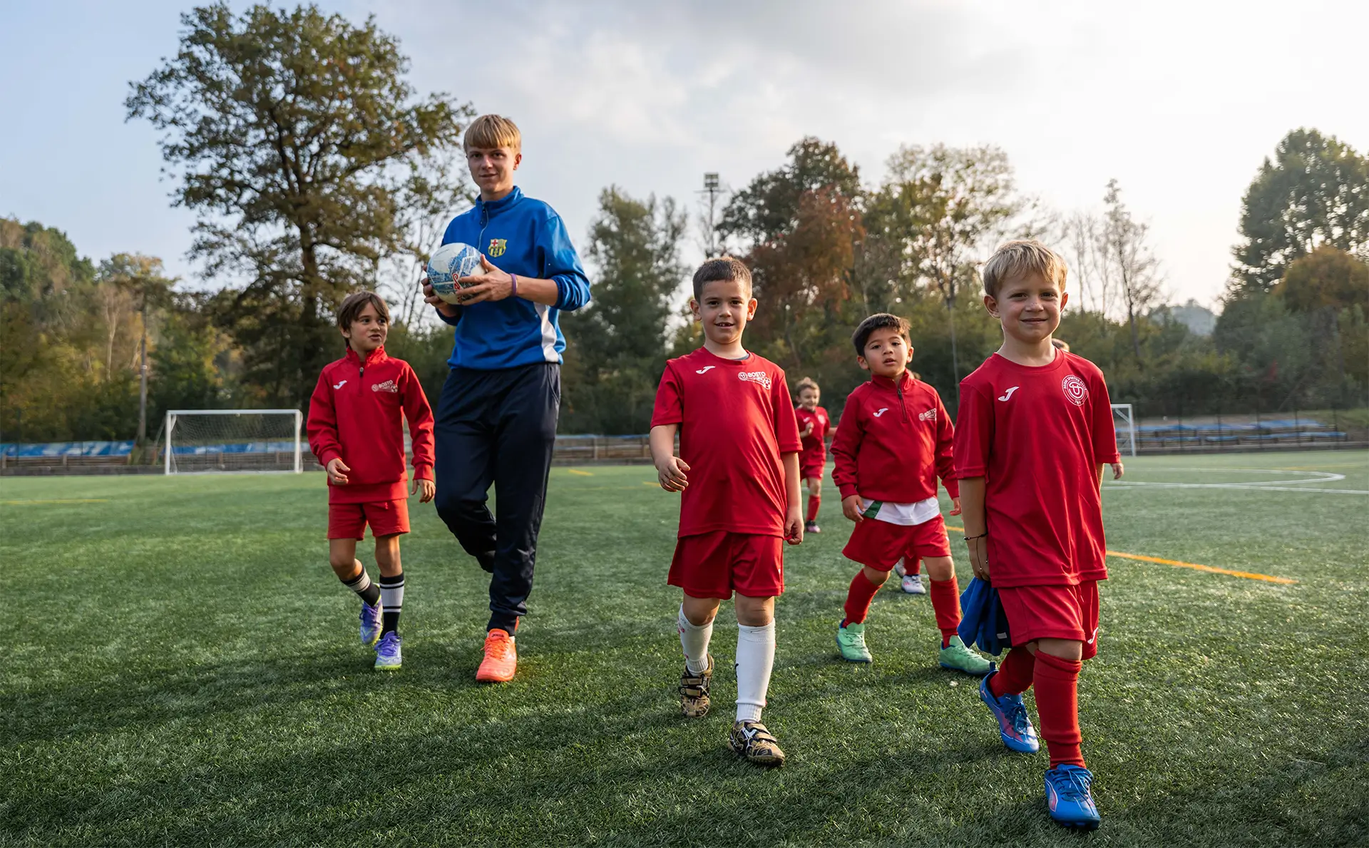 Ragazzi con allenatore dell'US Bosto Calcio che si preparano per l'allenamento