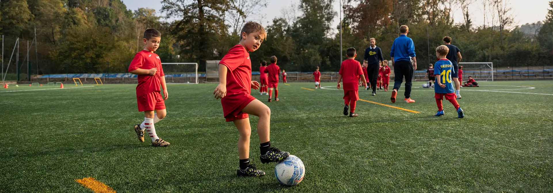 ritratto bambino che calcia il pallone