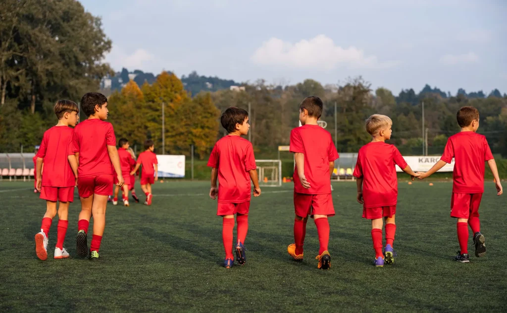 Ragazzi che si tengono per mano durante l'allenamento US Bosto Calcio