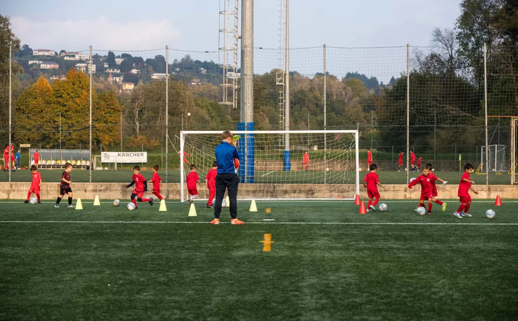 Ragazzi che si allenano e giocano a calcio con US Bosto Calcio
